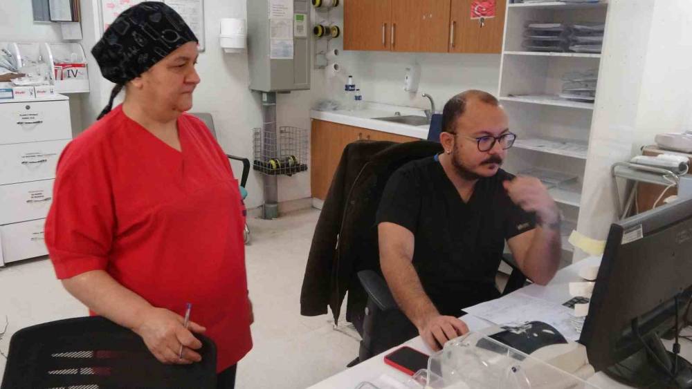 Sağlık &ccedil;alışanı anne ve oğul birlikte hayat kurtarıyor
