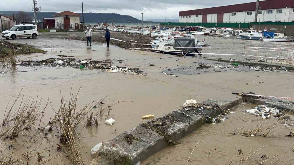 &Ccedil;anakkale&rsquo;de sağanak yağış nedeniyle Kepez &ccedil;ayı taştı
