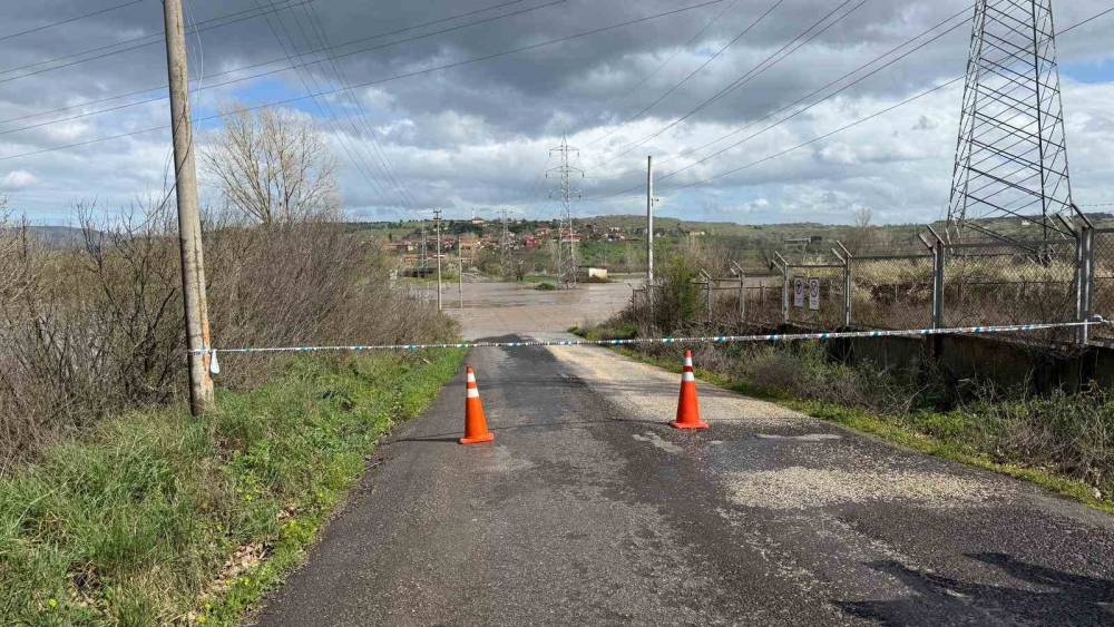 &Ccedil;anakkale&rsquo;de Kocabaş &Ccedil;ayı taştı: K&ouml;y yolu ulaşıma kapandı

