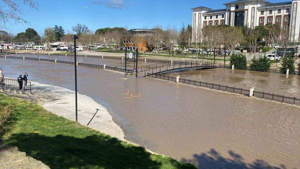 &Ccedil;anakkale&rsquo;de Kocabaş &Ccedil;ayı yoğun yağış nedeniyle taştı
