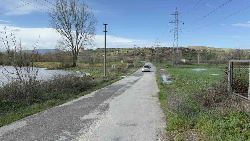 &Ccedil;anakkale&rsquo;de taşkın nedeniyle kapanan k&ouml;y yolu ulaşıma a&ccedil;ıldı
