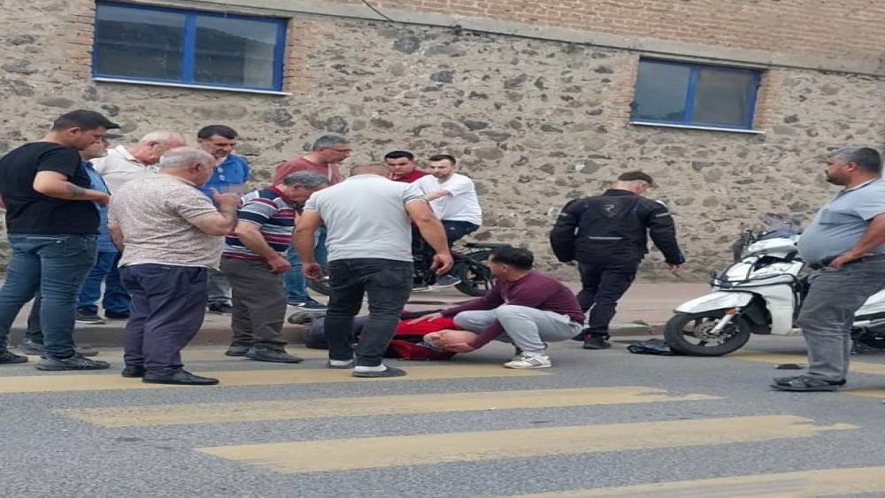 Motosikletli sürücü yayaya çarptı: O anlar kamerada
