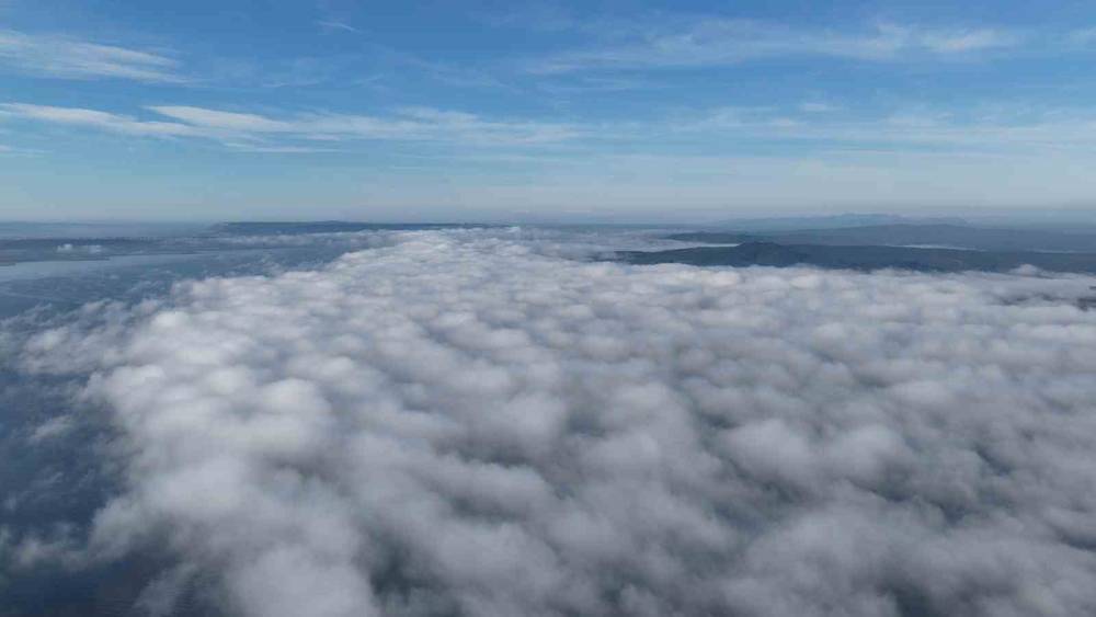 Yoğun sisle kaplanan Çanakkale Boğazı dronla görüntülendi
