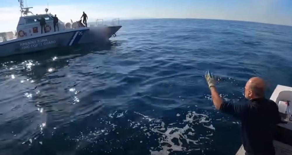 Türk balıkçı teknesini taciz eden Yunan Sahil Güvenliği geldiği gibi geri gitti
