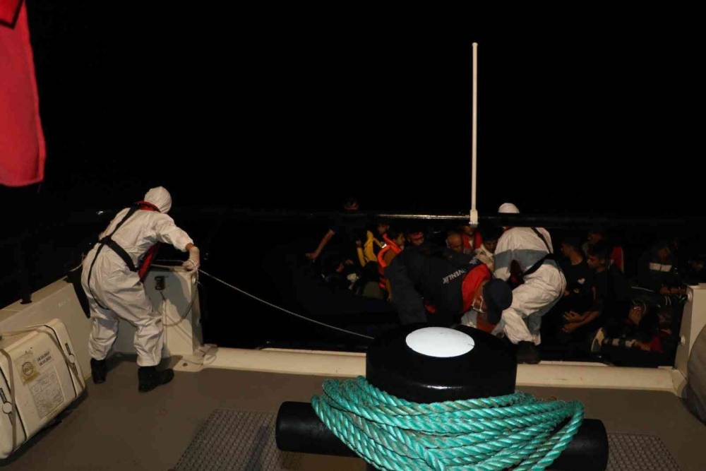 Çanakkale açıklarında 45 düzensiz göçmen yakalandı
