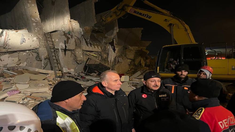 Unutulmayan fedakarlık: Kolunda kemoterapi serumuyla deprem b&ouml;lgesinde &ccedil;alıştı
