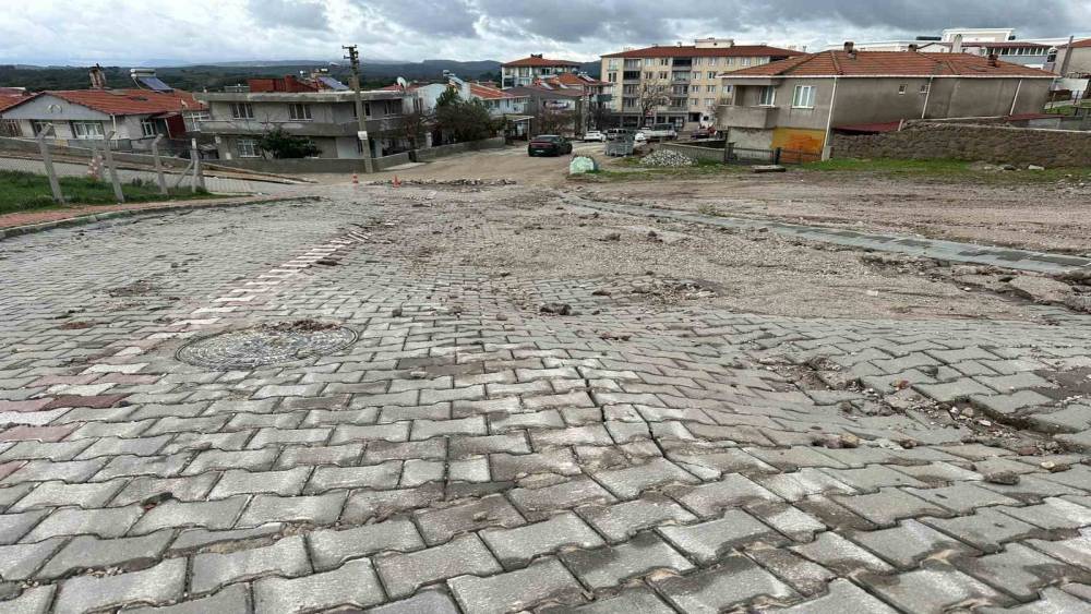 Ayvacık&rsquo;ta aşırı yağışlara dayanamayan istinat duvarı &ccedil;&ouml;kt&uuml;
