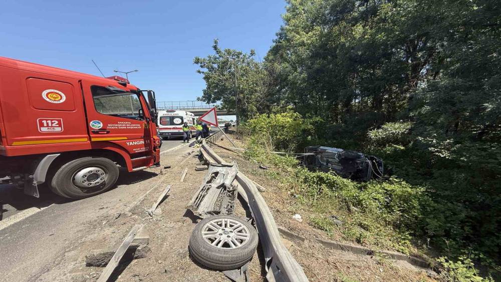 Otoyolda kontrolden çıkan hafif ticari araç şarampole devrildi: 6 hafif yaralı

