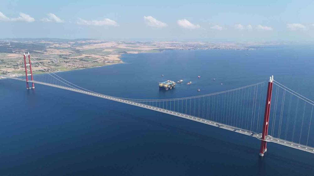 D&uuml;nyanın en b&uuml;y&uuml;k &uuml;&ccedil;&uuml;nc&uuml; yarı batık vin&ccedil; ve boru d&ouml;şeme gemisi 1915 &Ccedil;anakkale K&ouml;pr&uuml;s&uuml; altından ge&ccedil;ti
