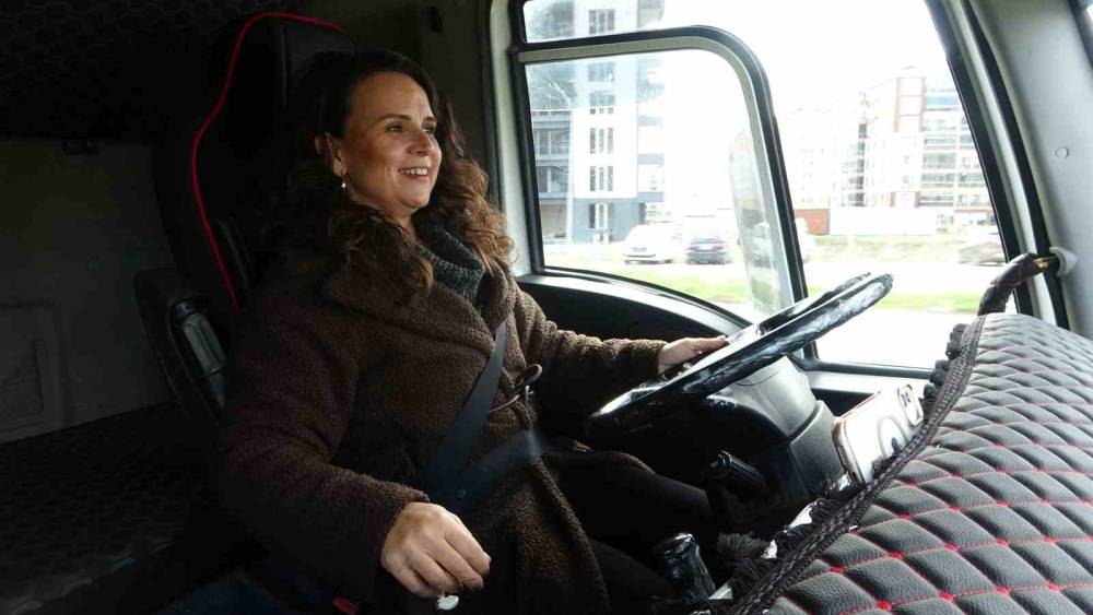 B&uuml;y&uuml;k ara&ccedil;lara k&uuml;&ccedil;&uuml;kl&uuml;ğ&uuml;nden beri hayranlık duyan Buket, 3 yıldır ağır vasıta eğitmenliği yapıyor
