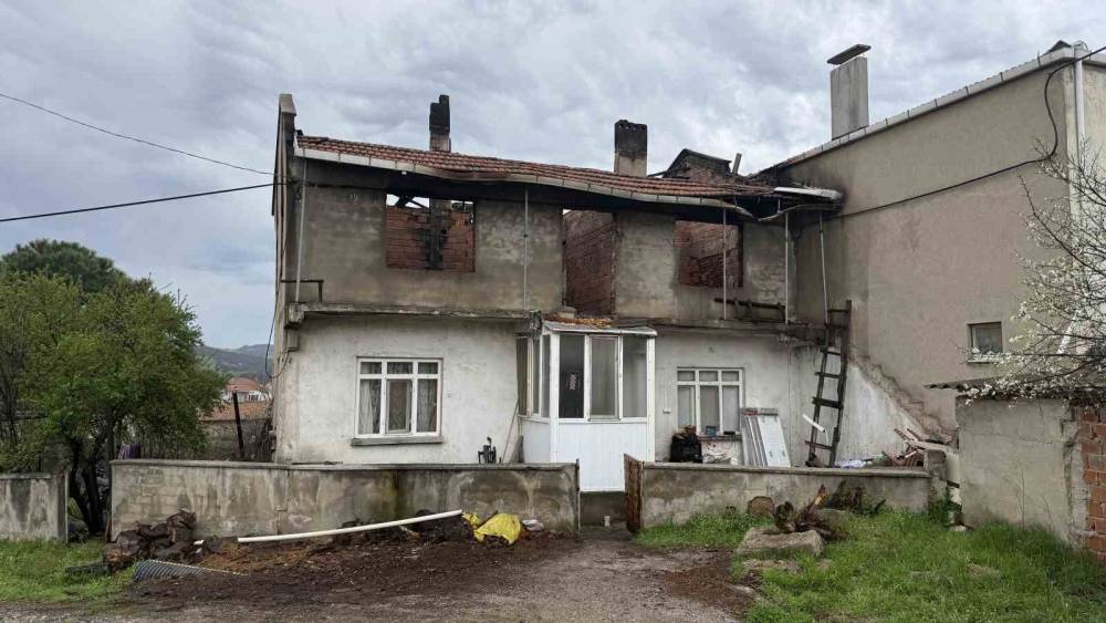 &Ccedil;anakkale&rsquo;de baca yangını &ccedil;atıyı k&uuml;le &ccedil;evirdi
