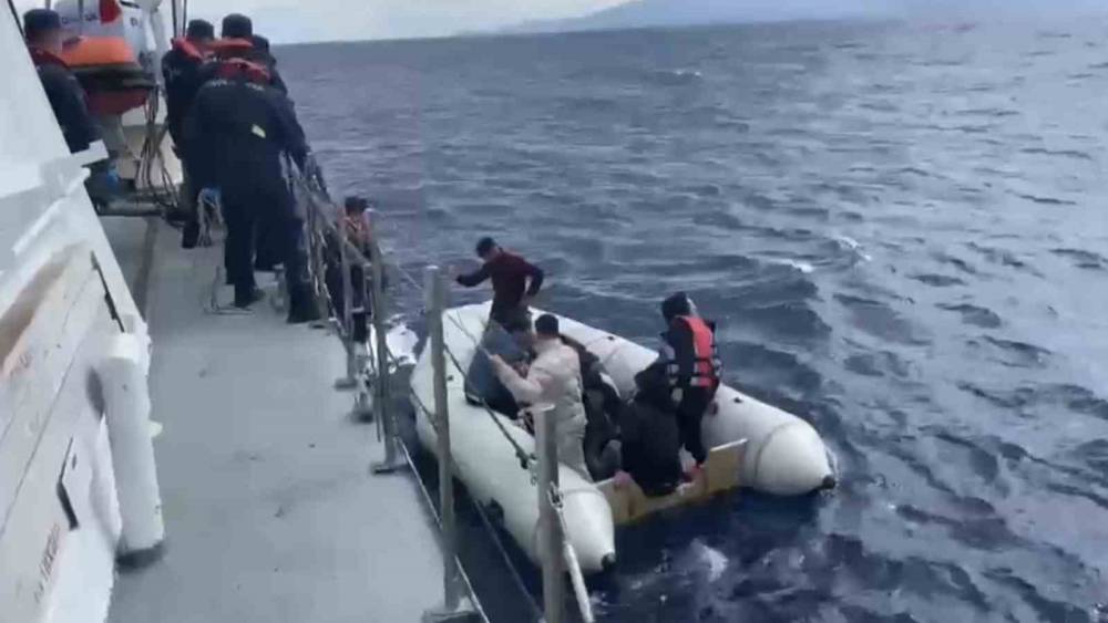 Yunan unsurlarınca ölüme terk edilen 4’ü çocuk, 16 kaçak göçmen kurtarıldı
