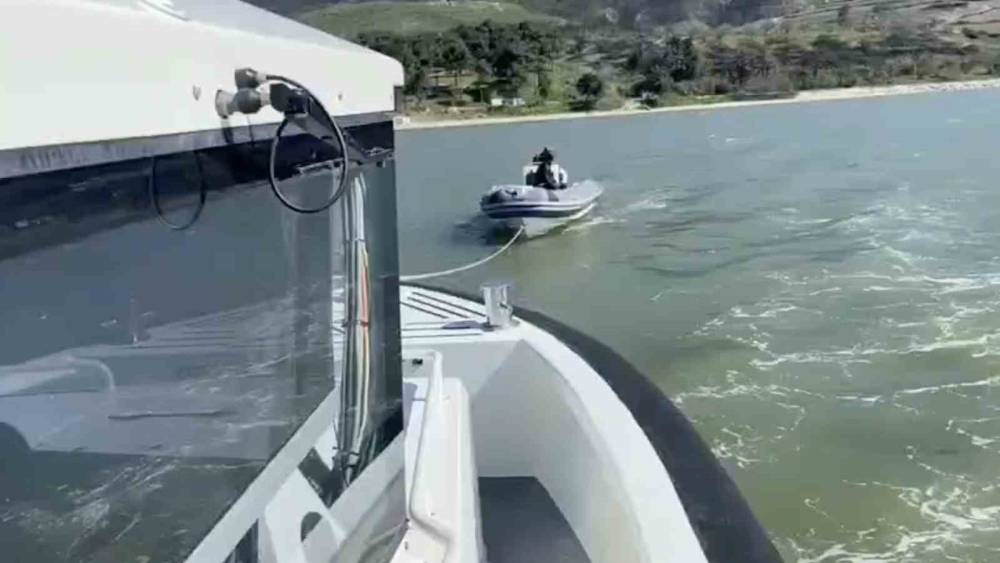 &Ccedil;anakkale&rsquo;de s&uuml;r&uuml;klenen bottaki 3 kişi işte b&ouml;yle kurtarıldı
