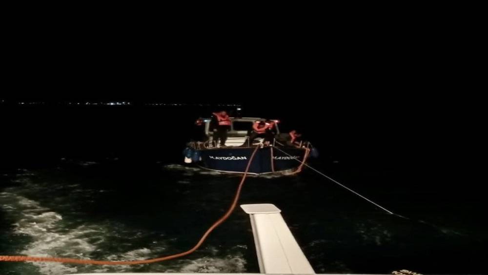 Çanakkale Boğazı’nda içinde 5 kişinin bulunduğu tekne kurtarıldı
