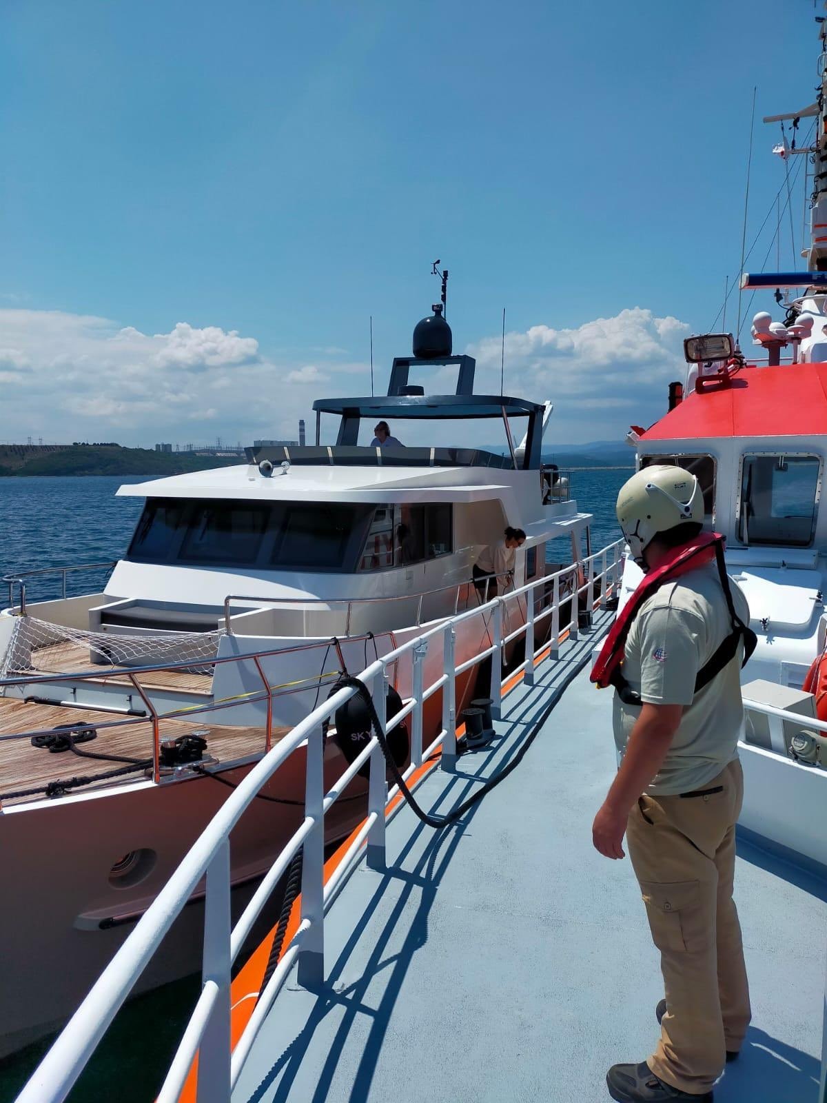 Çanakkale açıklarında sürüklenen teknedeki 5 kişi kurtarıldı
