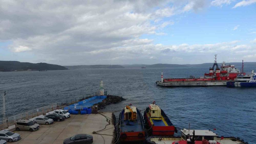 &Ccedil;anakkale Boğazı fırtına nedeniyle trafiğe kapandı
