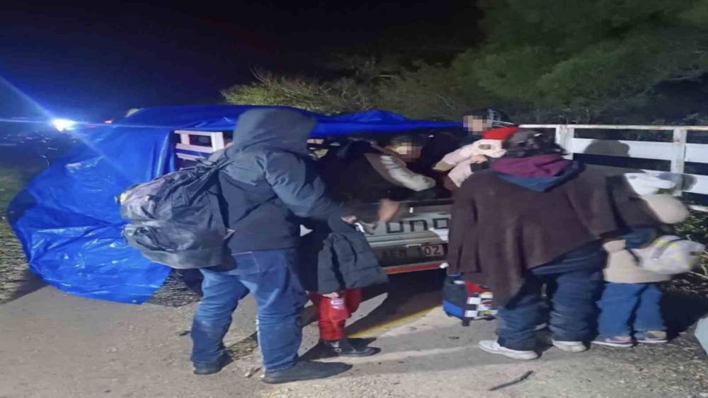 &Ccedil;anakkale&rsquo;de 77 ka&ccedil;ak g&ouml;&ccedil;men yakalandı, 2 organizat&ouml;r tutuklandı
