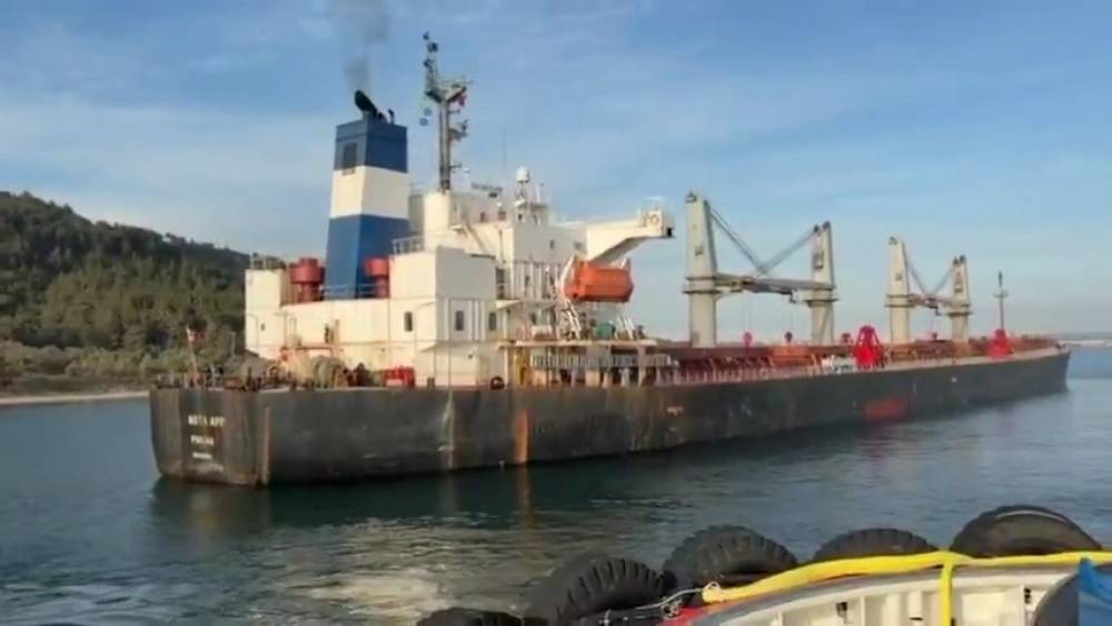 &Ccedil;anakkale Boğazı&rsquo;nda makina arızası yapan gemi karaya oturdu
