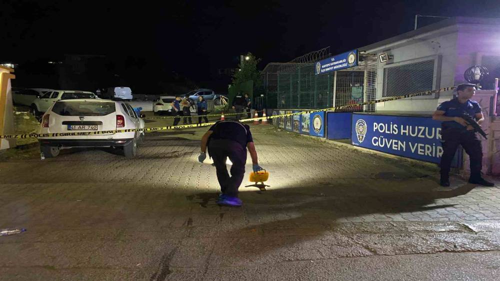 İlçe Emniyet Müdürlüğü önünde silahlı kavga: 2 yaralı
