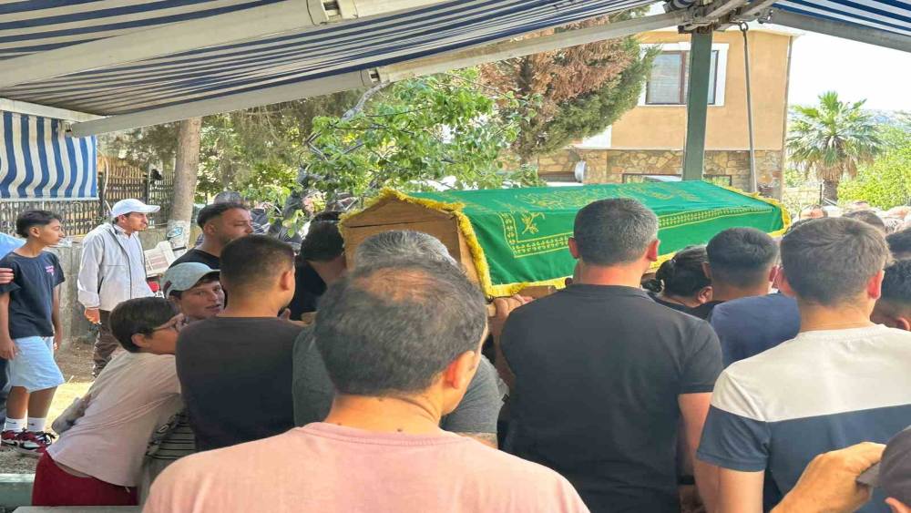 G&ouml;k&ccedil;eada&rsquo;da motosiklet ile otomobilin karıştığı kazada hayatını kaybeden &ccedil;ocuk toprağa verildi
