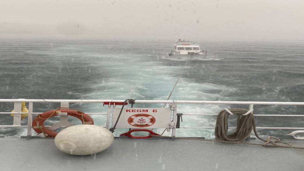 Çanakkale Boğazı’nda makine arızası yaparak sürüklenen tekne kurtarıldı
