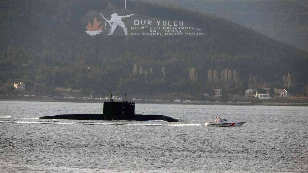 Rus denizaltısı ‘Rostov Na Donu’ Çanakkale Boğazı’ndan geçti
