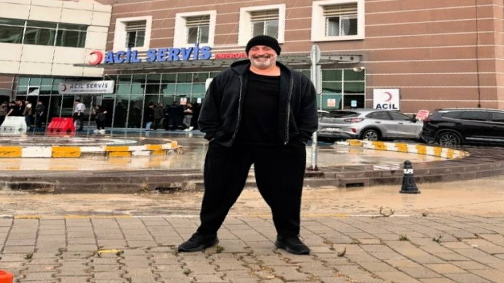Cem Yılmaz kalp krizinin ardından tedavi g&ouml;rd&uuml;ğ&uuml; hastaneye geldi

