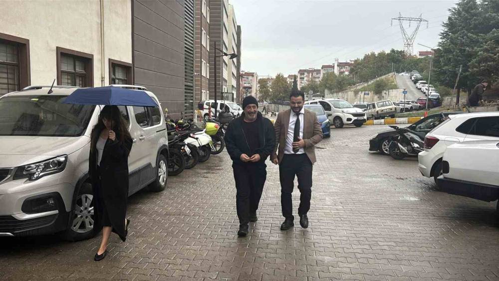 Kalp krizi sonrası kontrol i&ccedil;in &Ccedil;anakkale&rsquo;ye gelen Cem Yılmaz: "Durumum iyi Allah&rsquo;a ş&uuml;k&uuml;r, zor bir şey atlattığım i&ccedil;in dikkat etmem lazım"
