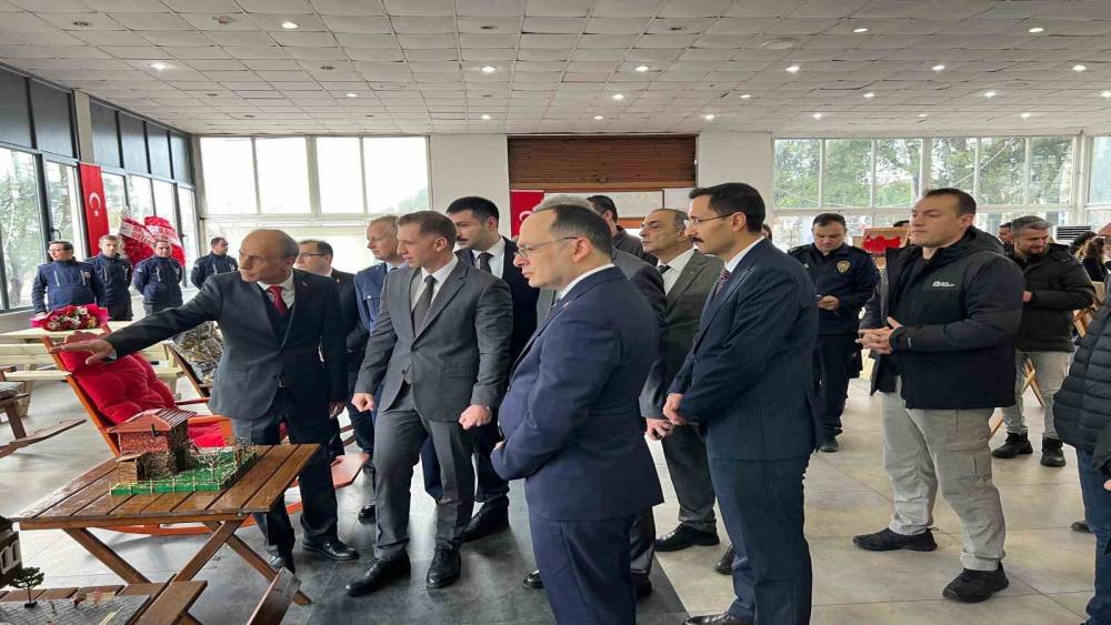 Ayvacık&rsquo;ta Sanatla Değişen Hayatlar Sergisi A&ccedil;ıldı
