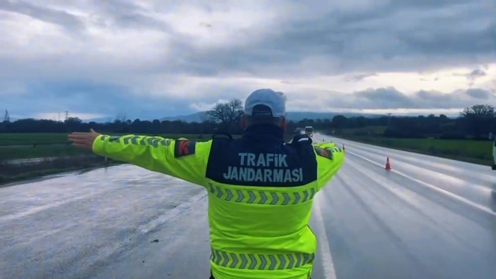 &Ccedil;anakkale&rsquo;de jandarmadan s&uuml;r&uuml;c&uuml;lere ve yolculara denetim
