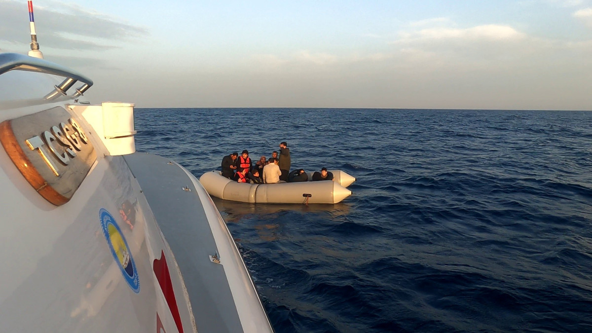 14 kaçak göçmen Sahil Güvenlik ekiplerince kurtarıldı