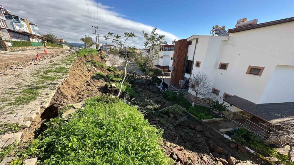 &Ccedil;anakkale&rsquo;de yağışlar sebebiyle bir sitenin istinat duvarı &ccedil;&ouml;kt&uuml;
