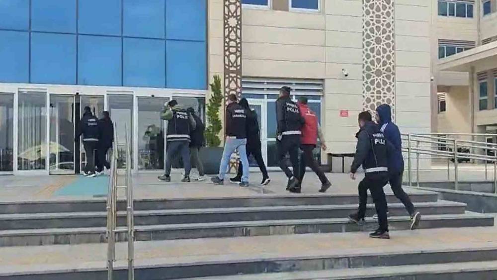 &Ccedil;anakkale&rsquo;de uyuşturucu taciri 5 ş&uuml;pheli tutuklandı
