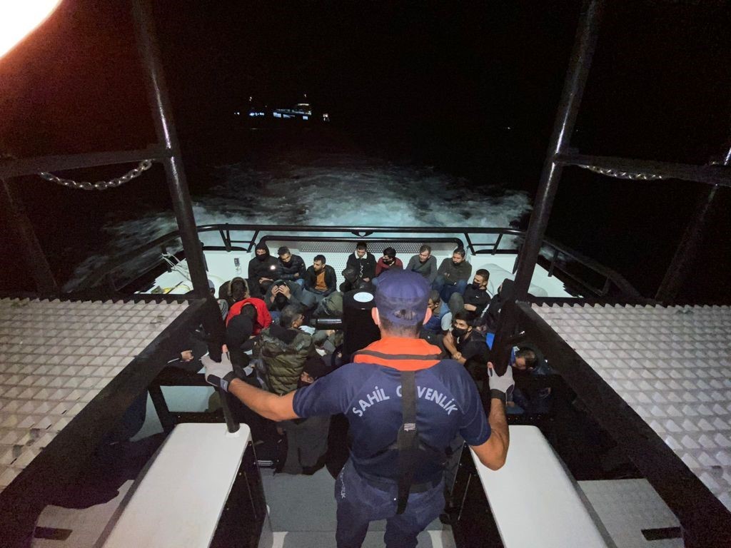 Çanakkale açıklarında 35 düzensiz göçmen yakalandı
