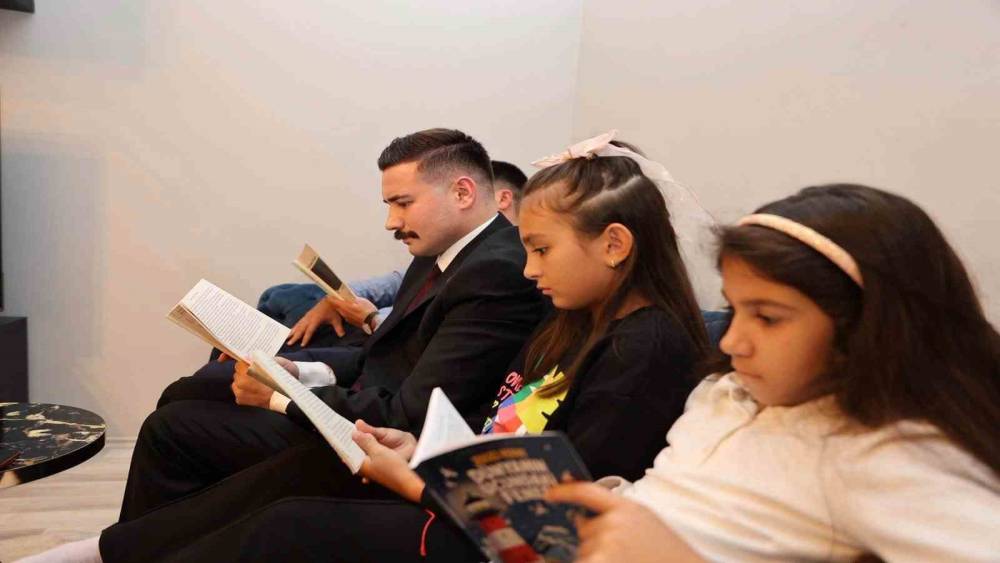 G&ouml;k&ccedil;eada&rsquo;da başlatılan kitap okuma projesi giderek b&uuml;y&uuml;yor
