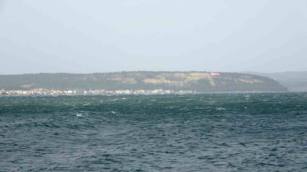 &Ccedil;anakkale Boğazı fırtına nedeniyle trafiğe kapandı

