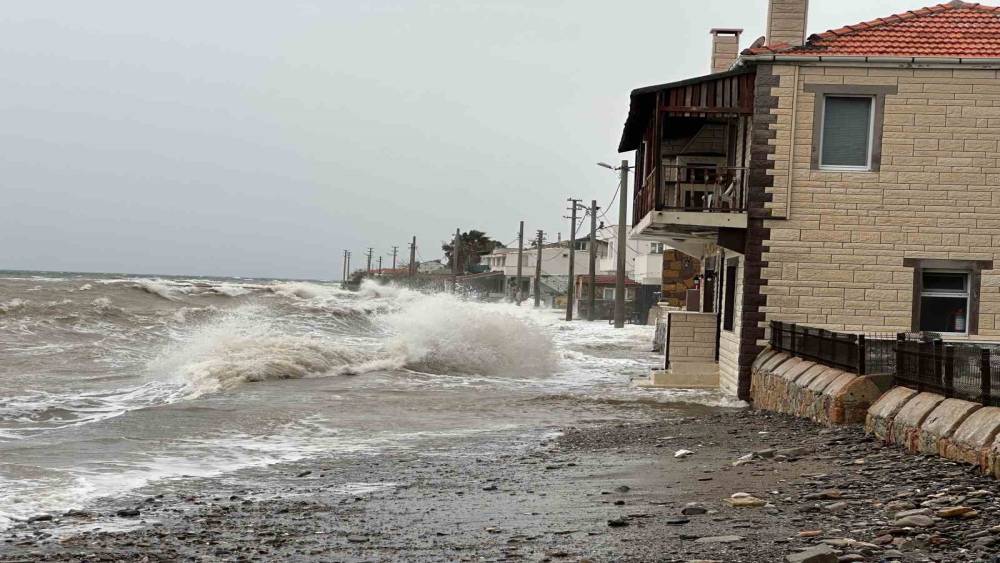 Ayvacık&rsquo;ta kara ile deniz birleşti

