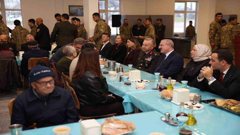 Gelibolu&rsquo;da şehit aileleri, gaziler ve askerlerle iftar yapıldı
