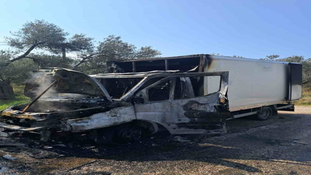 Ayvacık&rsquo;ta kamyonet yangını
