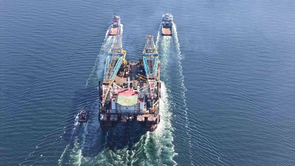 D&uuml;nyanın 3&rsquo;&uuml;nc&uuml; b&uuml;y&uuml;k ağır kaldırma vinci &Ccedil;anakkale Boğazı&rsquo;ndan ge&ccedil;ti
