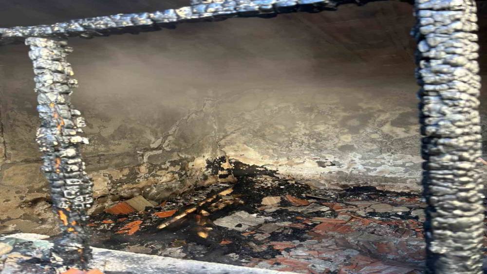 Yaşlı adam evinde elektrikli sobadan &ccedil;ıkan yangında hayatını kaybetti
