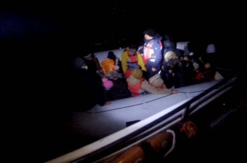 Çanakkale açıklarında 33 göçmen kurtarıldı
