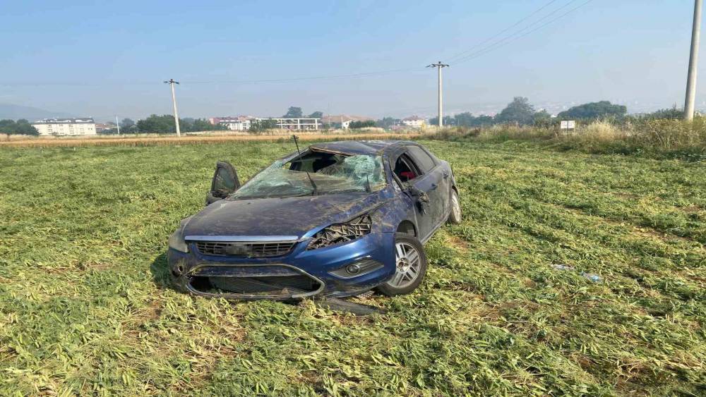 Bursa’da kontrolden çıkan otomobil tarlaya uçtu

