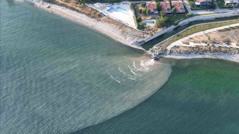 Beylikdüzü’nde denize karışan kanalizasyon suyu nedeniyle deniz kahverengine döndü
