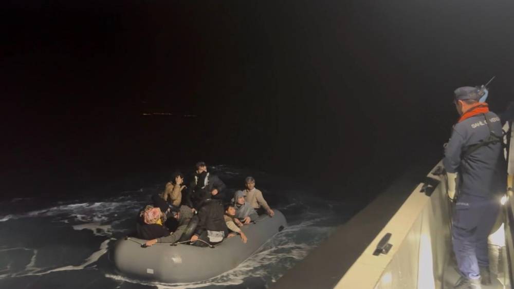 &Ccedil;anakkale&rsquo;de lastik botla s&uuml;r&uuml;klenen 14 ka&ccedil;ak g&ouml;&ccedil;men kurtarıldı
