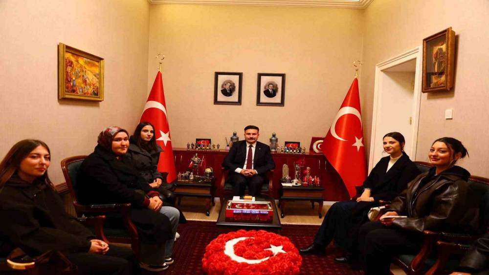G&ouml;k&ccedil;eada&rsquo;da halk g&uuml;n&uuml;ne yoğun ilgi
