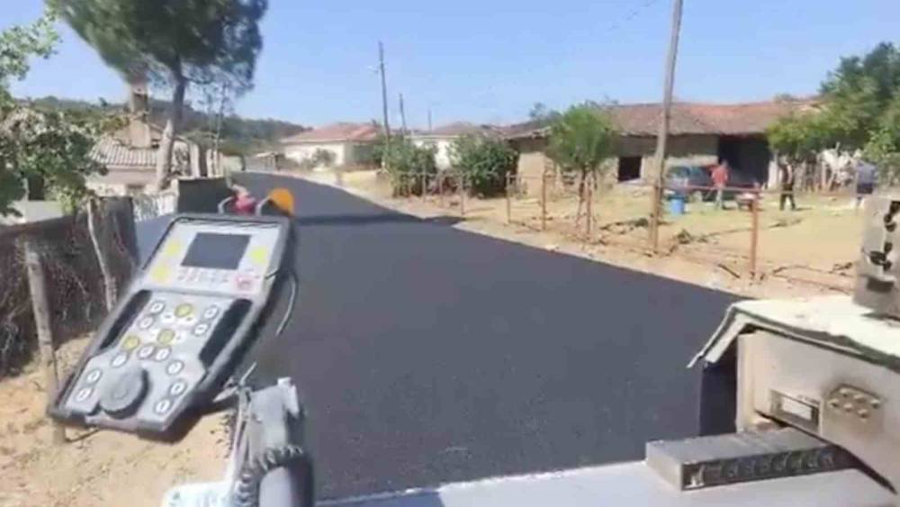Yenice&rsquo;de k&ouml;y yollarında sıcak asfalt d&ouml;kme &ccedil;alışmaları hız kesmeden devam ediyor
