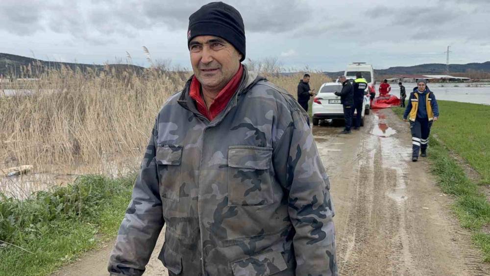 Ezine&rsquo;de Menderes &Ccedil;ayı taştı, kışlada hayvanlarıyla mahsur kalan adam kurtarıldı
