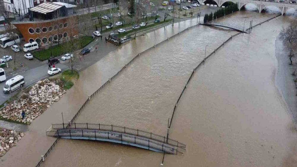 Biga&rsquo;da yağış nedeniyle taşan Kocabaş &Ccedil;ayı dron ile g&ouml;r&uuml;nt&uuml;lendi