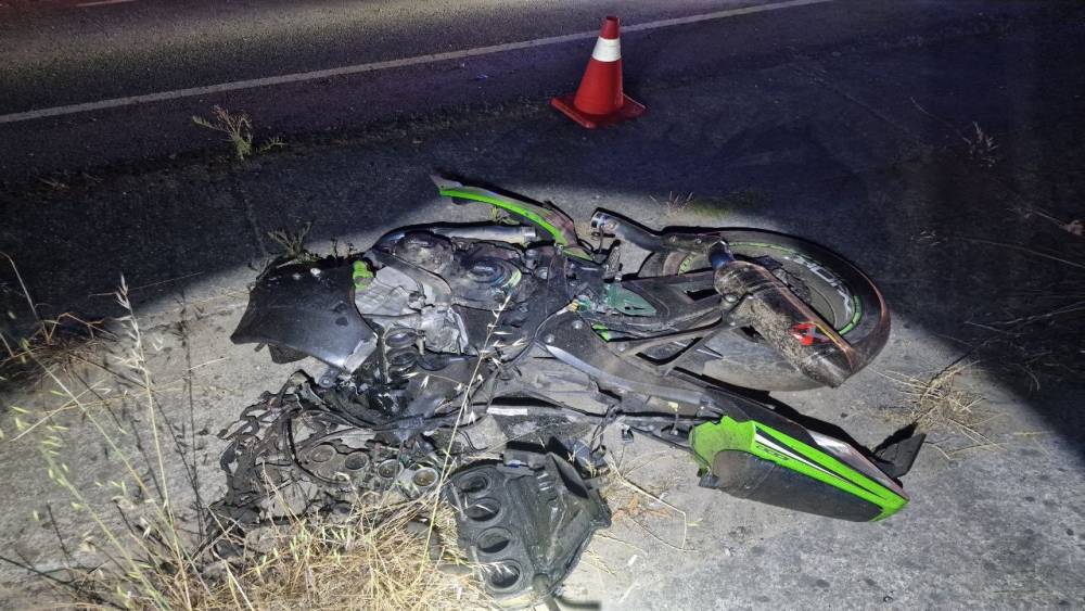 Yarış yaparken farları yanmayan otomobile çarpan motosikletler paramparça oldu: 1 ölü
